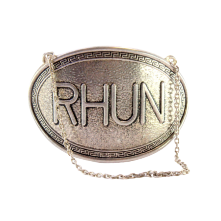 Rótulo para garrafa em prata com gravação e relevo da palavra Rhun com corrente.